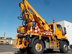  Nr._36_2_Unimog_U530_mit_absaugendem_Mähgerät_SB600_Mindestgebot_50.000_Euro.JPG