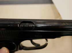  Nr._W69_2_Halbutomatische_Pistole_Makarov___Kal._4mm__2_Magazine__30_Euro.JPG