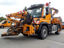  Nr._04_1_Unimog_U530_mit_Anbaugeräten_Mindestgebot_58.500_Euro.JPG