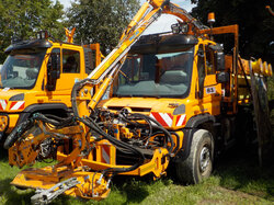 Nr._81_01_Unimog_U_530_mit_Mähgerät_Mulag_MKM_700_u_Schneepflug_Beilhack_u_Streuer_Küpper_Weisser_Mindestgebot_38000_Euro.JPG