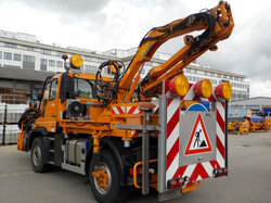  Nr._04_2_Unimog_U530_mit_Anbaugeräten_Mindestgebot_58.500_Euro.JPG