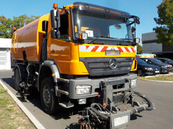  Nr._01_01_LKW_Daimler_Benz_mit_Aufbaukehrmaschine_Bucher_Schörling_Mindestgebot_25.000_Euro.JPG