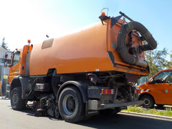 Nr._01_03_LKW_Daimler_Benz_mit_Aufbaukehrmaschine_Bucher_Schörling_Mindestgebot_25.000_Euro.JPG