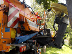 Nr._81_04_Unimog_U_530_mit_Mähgerät_Mulag_MKM_700_u_Schneepflug_Beilhack_u_Streuer_Küpper_Weisser_Mindestgebot_38000_Euro.JPG