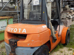  Nr._17_4_Gabelstapler_Toyota_SAS_40_Mindestgebot_1.050_Euro.JPG