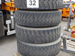  Nr._32_1_Posten_mit_5_LKW_Reifen_Continental_auf_Felgen_Mindestgebot_400_Euro.JPG