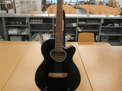 Nr._081_Akustik_Gitarre__gebraucht__mit_Ständer_Mindestgebot__25_Euro.JPG