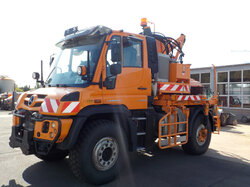  Nr._36_4_Unimog_U530_mit_absaugendem_Mähgerät_SB600_Mindestgebot_50.000_Euro.JPG