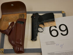  Nr._W69_1_Halbutomatische_Pistole_Makarov___Kal._4mm__2_Magazine__30_Euro.JPG