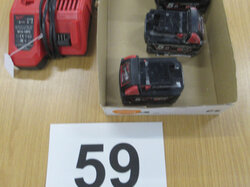 Nr._059_Milwaukee_Ladegerät_mit_Drei_Akkus_Mindestgebot_20_Euro.JPG