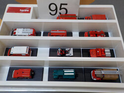  Nr._095_Schaukasten_mit_Feuerwehr_Autos_Herpa_Mindestgebot_10_Euro_01.JPG