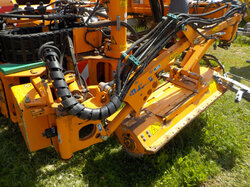 Nr._81_11_Unimog_U_530_mit_Mähgerät_Mulag_MKM_700_u_Schneepflug_Beilhack_u_Streuer_Küpper_Weisser_Mindestgebot_38000_Euro.JPG