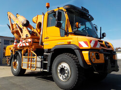  Nr._36_1_Unimog_U530_mit_absaugendem_Mähgerät_SB600_Mindestgebot_50.000_Euro.JPG
