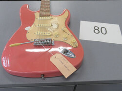  Nr._080__E-Gitarre__rosa__defekt__Mindestgebot_5_Euro_01.JPG