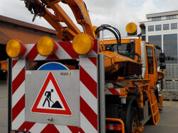  Nr._04_3_Unimog_U530_mit_Anbaugeräten_Mindestgebot_58.500_Euro.JPG