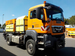 Nr._27_02_LKW_MAN_TGS_18.360_4x4_BL_mit_Ladekran_u_Kipperbrücke_u_Kombistreuer_IMS_Küpper_Weisser_Mindestgebot_25.000_Euro.JPG