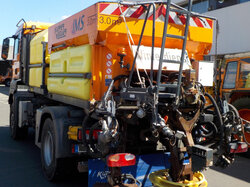 Nr._27_04_LKW_MAN_TGS_18.360_4x4_BL_mit_Ladekran_u_Kipperbrücke_u_Kombistreuer_IMS_Küpper_Weisser_Mindestgebot_25.000_Euro.JPG