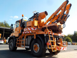  Nr._36_3_Unimog_U530_mit_absaugendem_Mähgerät_SB600_Mindestgebot_50.000_Euro.JPG