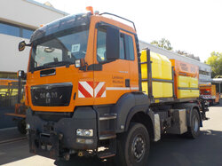 Nr._27_01_LKW_MAN_TGS_18.360_4x4_BL_mit_Ladekran_u_Kipperbrücke_u_Kombistreuer_IMS_Küpper_Weisser_Mindestgebot_25.000_Euro.JPG