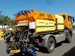 Nr._27_03_LKW_MAN_TGS_18.360_4x4_BL_mit_Ladekran_u_Kipperbrücke_u_Kombistreuer_IMS_Küpper_Weisser_Mindestgebot_25.000_Euro.JPG