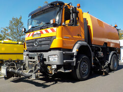  Nr._01_02_LKW_Daimler_Benz_mit_Aufbaukehrmaschine_Bucher_Schörling_Mindestgebot_25.000_Euro.JPG